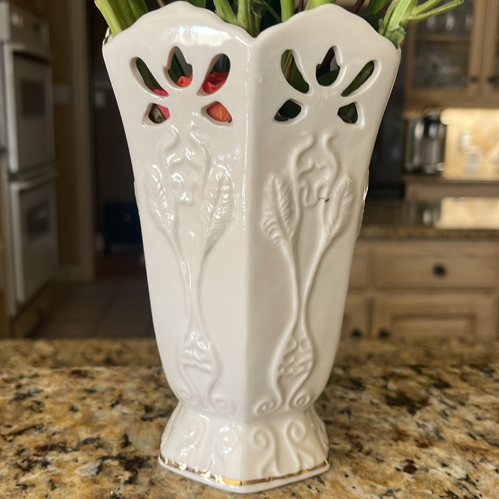 Pierced Ivory Ivory Vase with Gold Trim Papel Freelance